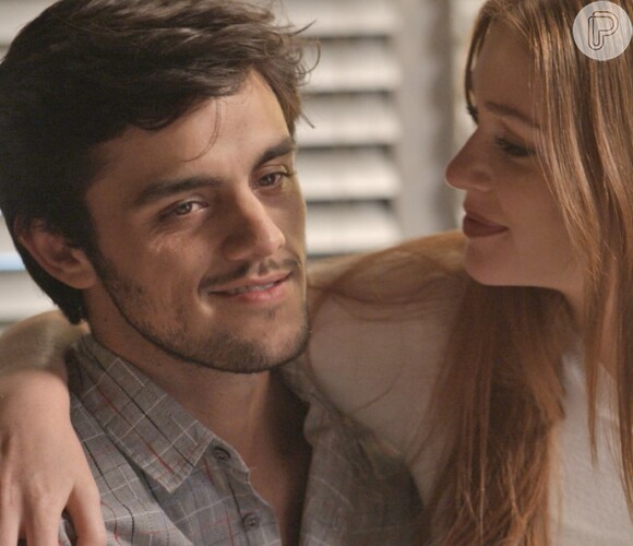Em 'Totalmente Demais', Arthur (Fábio Assunção) incentiva Jonatas (Felipe Simas) a procurar Eliza (Marina Ruy Barbosa). O rapaz surpreende a ruivinha no aeroporto e viaja com ela para Paris