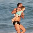 Malvino Salvador brinca com a filha, Ayra, na praia da Barra da Tijuca