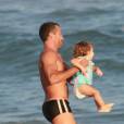 Malvino Salvador brinca com a filha, Ayra, na praia da Barra da Tijuca