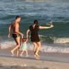 Malvino Salvador e Kyra Gracie brincam com a filha, Ayra, na praia da Barra da Tijuca