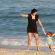 Malvino Salvador e Kyra Gracie brincam com a filha, Ayra, na praia da Barra da Tijuca
