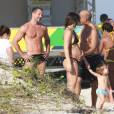Kyra Gracie exibe barriga da segunda gestação durante passeio na praia com Malvino Salvador e a filha, Ayra