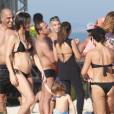 Kyra Gracie exibe barriga da segunda gestação durante passeio na praia com Malvino Salvador e a filha, Ayra