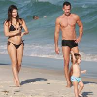 Malvino Salvador vai à praia com família e Kyra Gracie exibe barriga de grávida