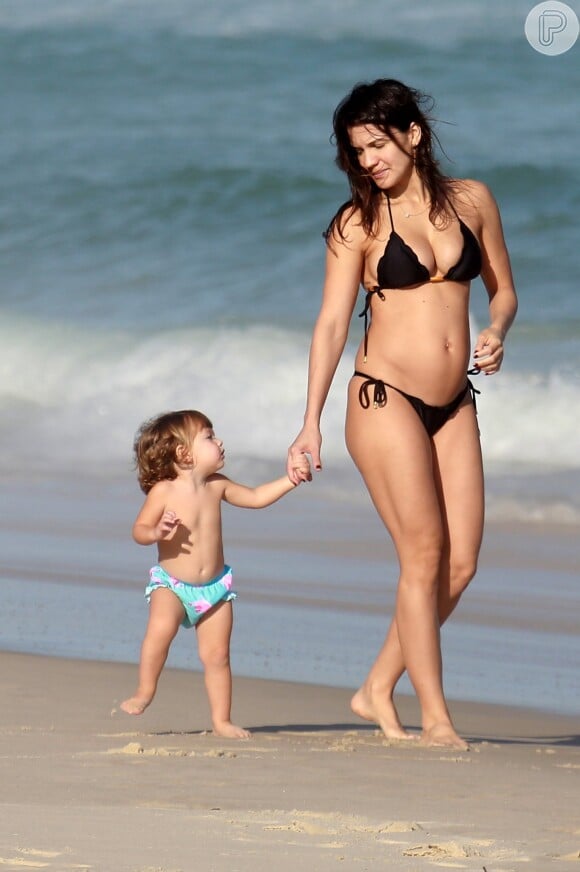Kyra Gracie exibe barriga da segunda gestação ao passear na areia com a filha, Ayra