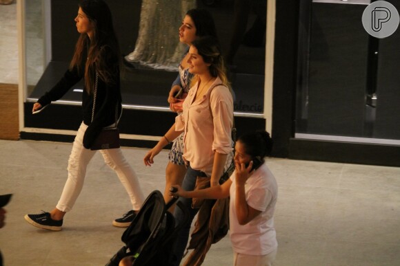 Sasha Meneguel passeia com amigas em shopping do Rio de Janeiro, em 22 de maio de 2016