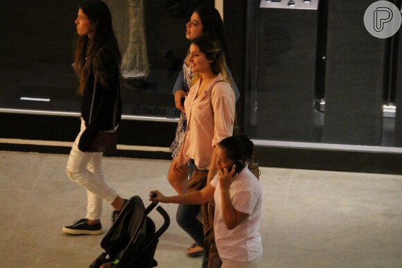 Sasha Meneguel é fotografada passeando com amigas em shopping do Rio de Janeiro