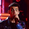 Separado do irmão caçula desde o término do 'Jonas Brothers', Joe Jonas se apresentou com um outro grupo musical
