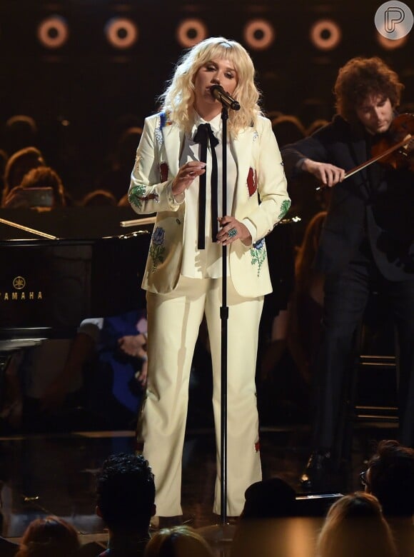 O palco ainda recebeu Kesha para uma performance emocionante de 'It Ain't Me Babe', em tributo a Bob Dylan