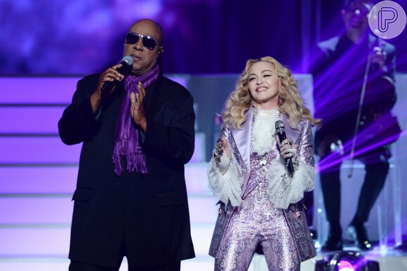 Madonna ainda teve ao seu lado Stevie Wonder, com quem cantou junto o single 'Purple Rain'