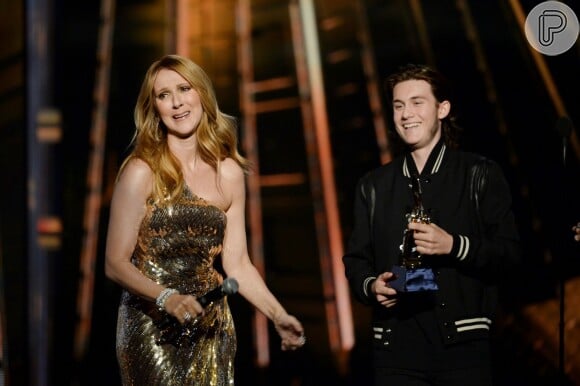 A cantora Céline Dion terminou a noite em lágrimas ao receber das mãos de um dos filhos, o prêmio 'Billboard Ícone'