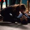 Eliza (Marina Ruy Barbosa) se desespera ao ver Arthur (Fábio Assunção) no chão depois de salvá-la de um tiro, na novela 'Totalmente Demais'