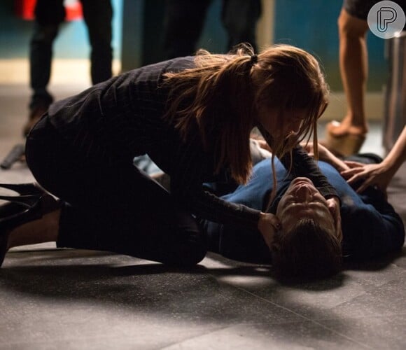 Eliza (Marina Ruy Barbosa) se desespera ao ver Arthur (Fábio Assunção) no chão depois de salvá-la de um tiro, na novela 'Totalmente Demais'