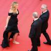 Julia Roberts chamou a atenção ao tirar os sapatos para protestar no tapete vermelho do Festival de Cannes, que chegou ao fim no dia 22 de maio de 2016