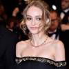 Rosto da fragrância Chanel, Lily Rose Depp, filha de Johnny Depp, fez sua estreia no tapete vermelho do Festival de Cannes 2016 e impressionou pela magreza