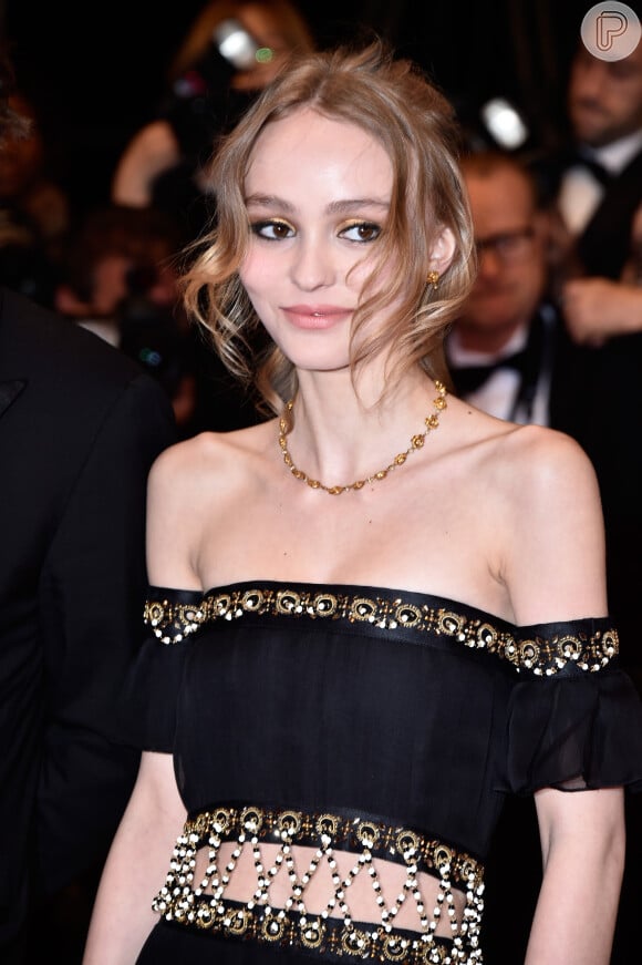 Rosto da fragrância Chanel, Lily Rose Depp, filha de Johnny Depp, fez sua estreia no tapete vermelho do Festival de Cannes 2016 e impressionou pela magreza