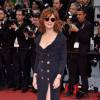Aos 69 anos, Susan Sarandon voltou a atrair os holofotes ao exibir um look com uma fenda e decote poderosos no red carpet de Cannes