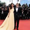 Amal Clooney chegou acompanhada do marido, George Clooney, e mostrou elegância com um vestido pomposo Versace