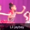 Blue Ivy, ao centro, se apresentou em recital na escola e dançou ao som de 'You Can't Stop the Beat', do musical 'Hairspray'