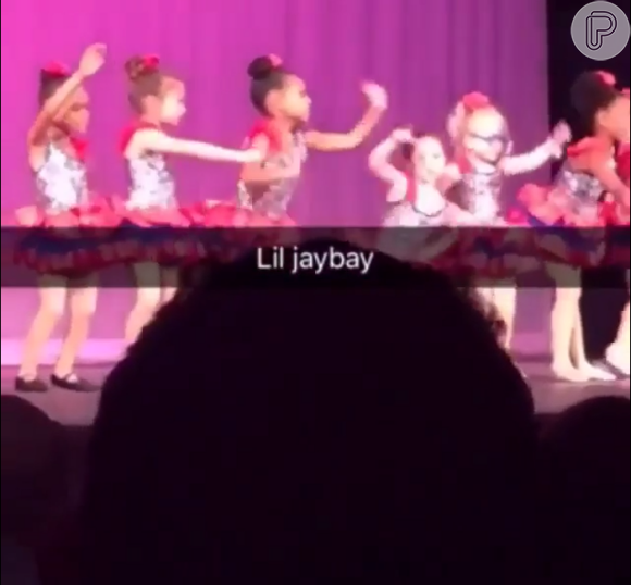 Blue Ivy, ao centro, se apresentou em recital na escola e dançou ao som de 'You Can't Stop the Beat', do musical 'Hairspray'