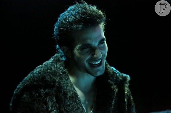 Fiuk usa casaco de pele na gravação do clipe 'Toma Toma', que tem parceria com Mc Sapão
