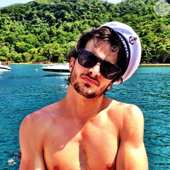Durante um passeio de barco, Fiuk posou de marinheiro e compartilhou a foto em seu instagram, em janeiro de 2013