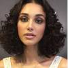 A atriz Débora Nascimento fez o cabelo e maquiagem com Alê de Souza e usou buquê com flores feitas de origami