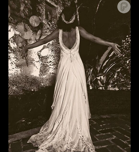 A atriz publicou em seu perfil do Instagram uma foto detalhando seu vestido de noiva