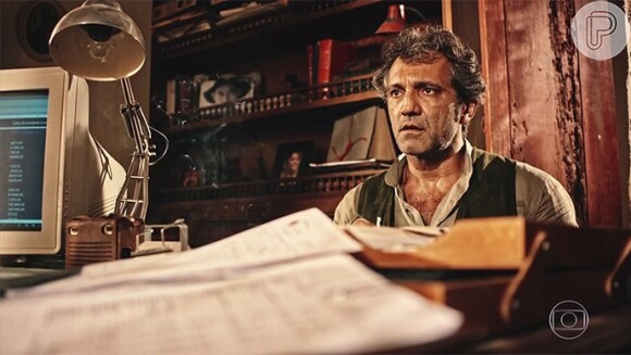 Santo (Domingos Montagner) recebe uma procuração de Edenilson (Flávio Rocha) e resolve confrontar o coronel, na novela 'Velho Chico'