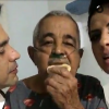 Pai de Zezé Di Carmargo e Luciano, seu Francisco, come biscoito na companhia do filho mais velho e da nora Graciele Lacerda