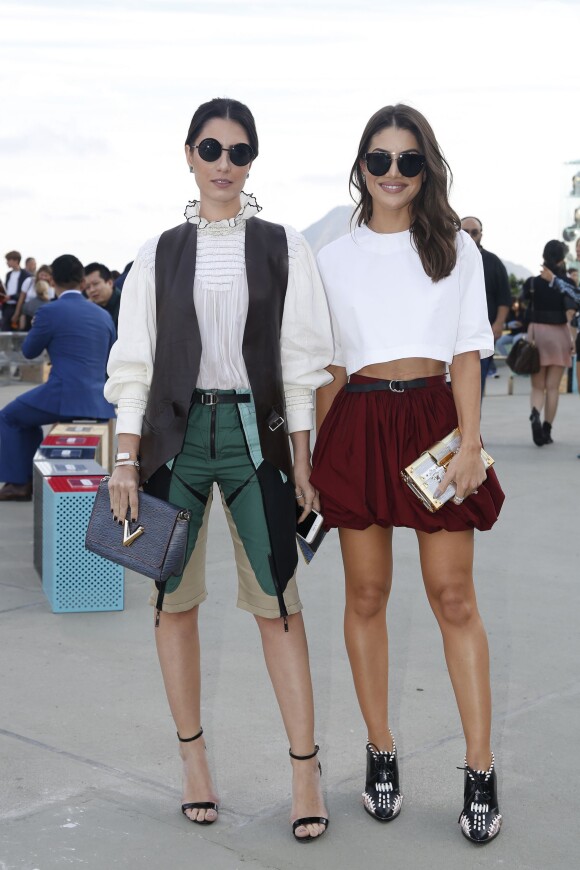 As blogueiras Nicole Pinheiro e Camila Coelho se juntaram às fashionistas internacionais no desfile Cruise 2017 da Louis Vuitton