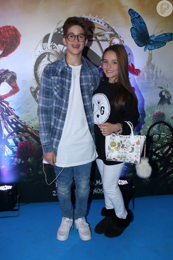 Larissa Manoela e João Guilherme Ávila foram juntos à pré-estreia do filme 'Alice Através do Espelho', em um shopping de São Paulo, na noite desta terça-feira, 24 de maio de 2016