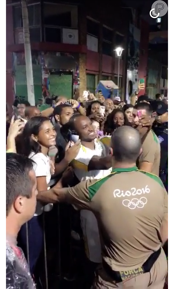Thiaguinho posa com fãs antes de percurso de revezamento da Tocha Olímpica em Salvador, nesta terça-feira, 24 de maio de 2016