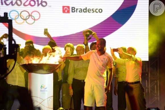 Thiaguinho ajudou a acender a Pira Olímpica no palco do evento que aconteceu em Salvador na noite desta terça-feira, 24 de maio de 2016