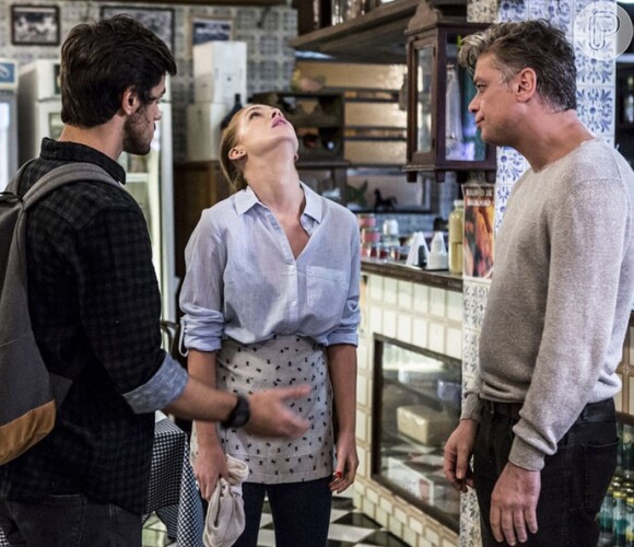 Em 'Totalmente Demais', Arthur (Fabio Assunção) e Jonatas (Felipe Simas) tentam defender Eliza (Marina Ruy Barbosa) do ex-padrasto e ela briga com os dois