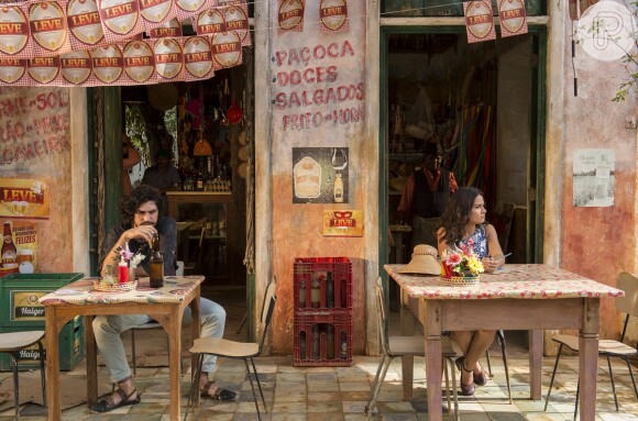 Olívia (Giullia Buscacio) fica nervosa ao encontrar Miguel (Gabriel Leone) no bar, em cena da novela 'Velho Chico'