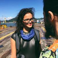 Bruna Marquezine usa óculos de grau e recebe elogio de Tiago Iorc: 'Roupa mara'