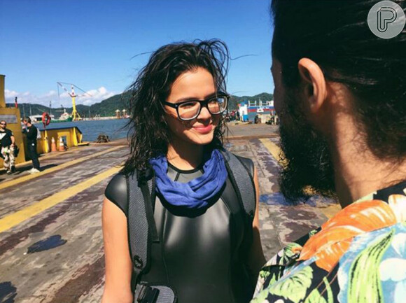 Bruna Marquezine posou usando óculos em foto dos bastidores do filme 'Rio-Santos' nesta terça-feira, dia 25 de maio de 2016