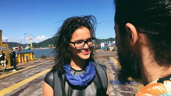 Bruna Marquezine usa óculos de grau e recebe elogio de Tiago Iorc: 'Roupa mara'