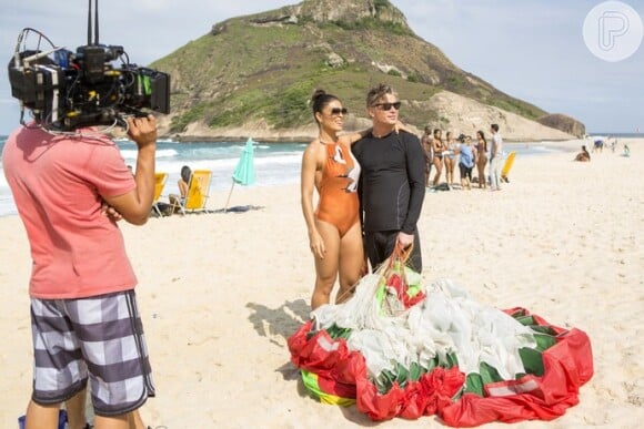 Juliana Paes e Fábio Assunção gravaram cenas finais da novela 'Totalmente Demais' na praia