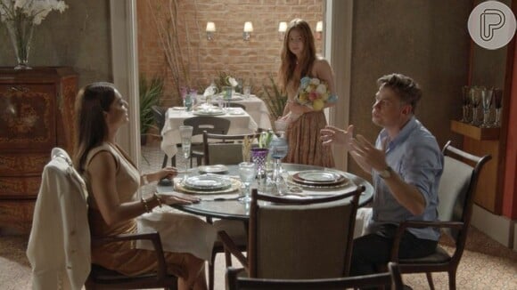 Eliza (Marina Ruy Barbosa) apareceu no meio de um almoço de Carolina (Juliana Paes) e Arthur (Fábio Assunção), na novela 'Totalmente Demais'