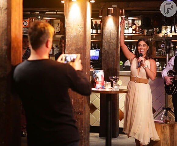 Carolina (Juliana Paes) perdeu uma aposta para Arthur (Fábio Assunção) e teve que cantar em um bar da Austrália, na novela 'Totalmente Demais'