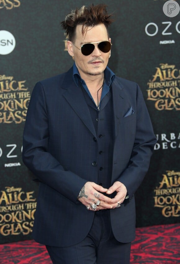 Johnny Depp foi sozinho ao lançamento do filme 'Alice Através do Espelho'