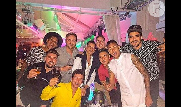 O jogador do Barcelona compareceu na boate Pachá, em Ibiza, na Espanha, na madrugada desta quinta-feira (26), acompanhado de amigos, assim como está fazendo o ator Caio Castro