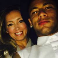 Neymar exibe boca suja de batom em foto ao lado de modelo: 'Boy preferido'