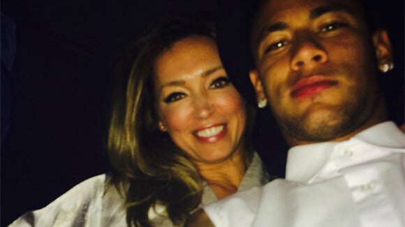 Neymar exibe boca suja de batom em foto ao lado de modelo: 'Boy preferido'