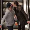 Pedro Scooby e Luana Piovani trocam beijos durante passeio no shopping