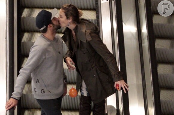 Pedro Scooby e Luana Piovani trocam beijos durante passeio no shopping