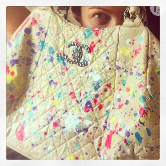 Luana Piovani customiza bolsa de R$ 12 mil da grife Chanel
