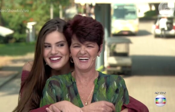 Camila Queiroz foi alvo de brincadeira da mãe ao participar do 'Vídeo Show'. 'Cegonho', disparou Eliane ao ser questionada qual era o animal favorito da filha quando criança